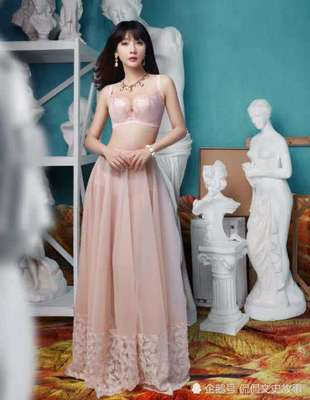 柳巖時尚演繹內衣風采，多色蕾絲盡顯優雅與性感